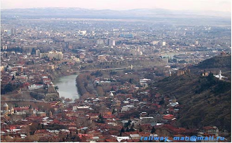 Тбилиси. С горы Мтацминда: старая часть города и петляющая Кура