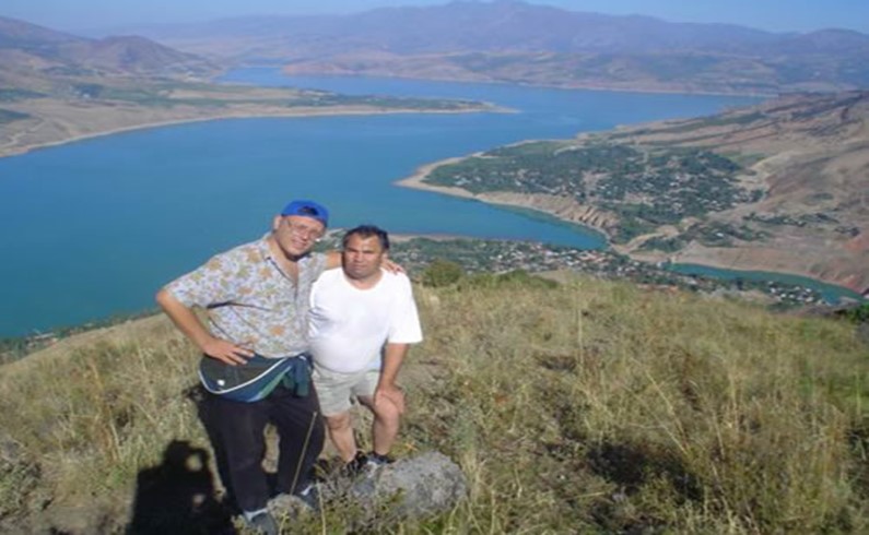 Я и мой тезка Алишер на вершине «Чалмы». Под нами – вся равнина и горы Чаткала, а также Чарвакское водохранилище.