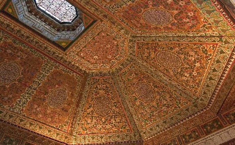 Марракеш, потолок во дворце – лаковая роспись по кедру