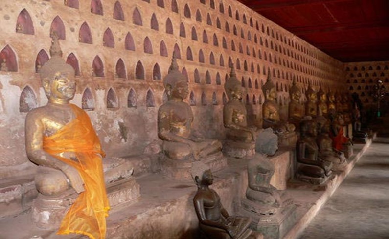 С удовольствием походили по Wat Ong Teu Mahawiham, Haw Pha Kaew и Wat Si Saket. В последнем собрано 2000 серебряных и керамических статуэток Будд всех видов и размеров.
