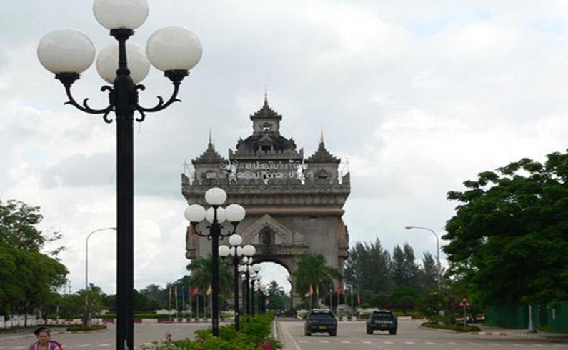 Идя по главной улице, вы не пройдете мимо Patuxai. Это монумент победы за независимость Лаоса от Франции. Построен в 1969 году.
