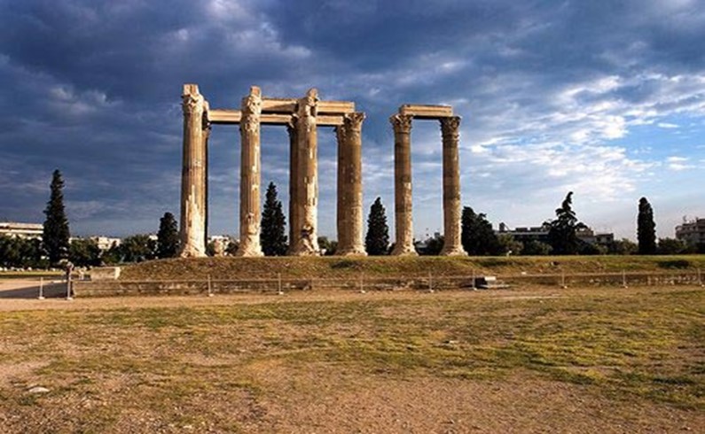 Храм Зевса-олимпийца на закате. Состоял из 104 колонн, на сегодняшний день осталось 15.
Афины, Греция.