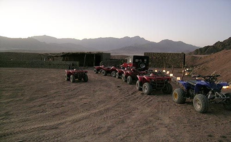 Парковка в деревне бедуинов