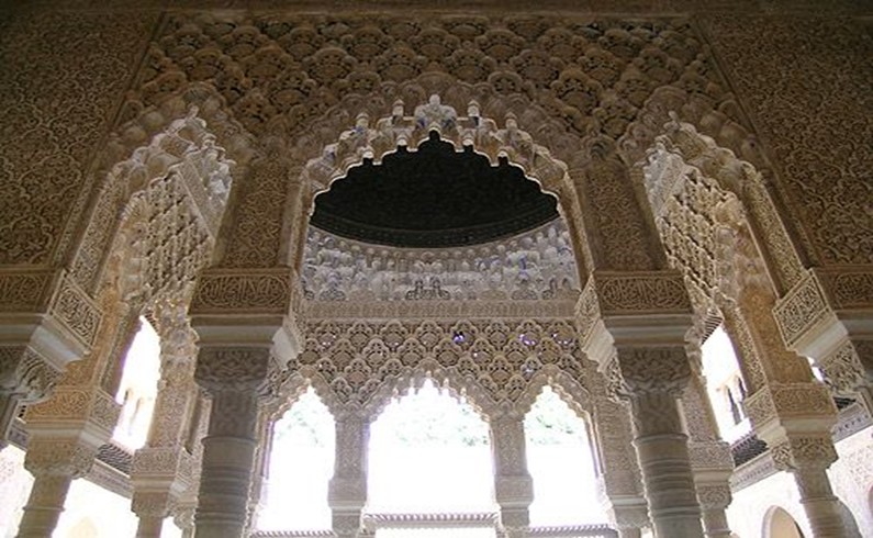Терраса в арабском дворце в Гранаде